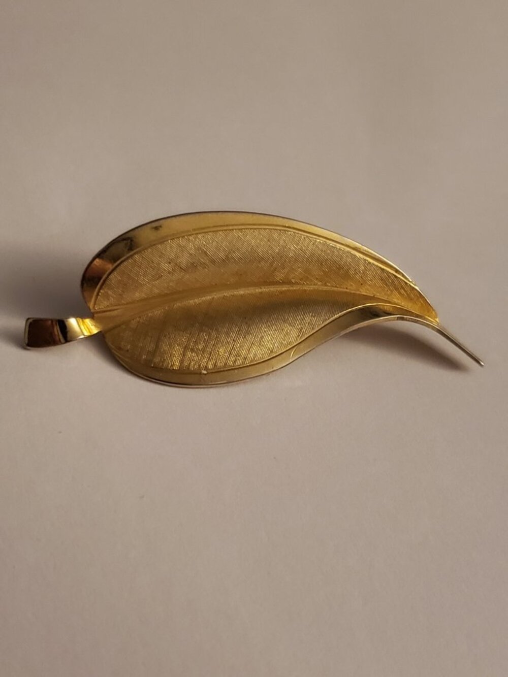 Vintage GIovanni Woman's Gold-Tone Leaf Brooch Pin Feather Ridged Striped